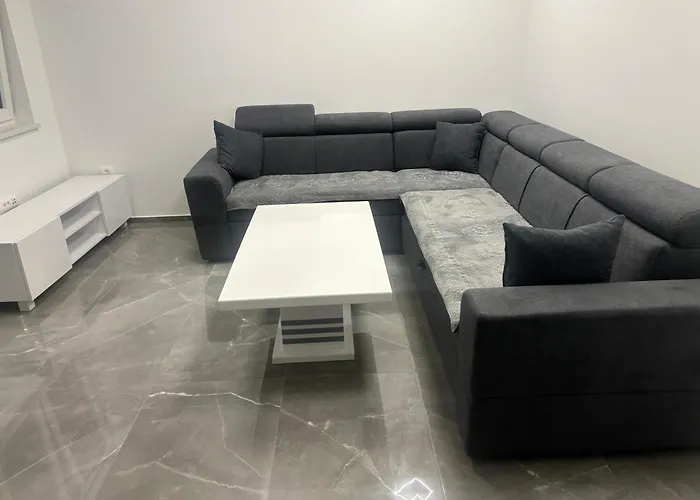 Tini 2 아파트 풀라