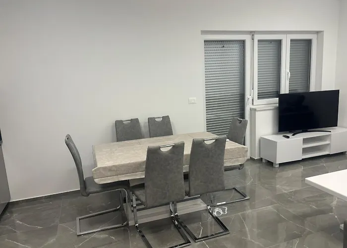 Tini 2 아파트 풀라